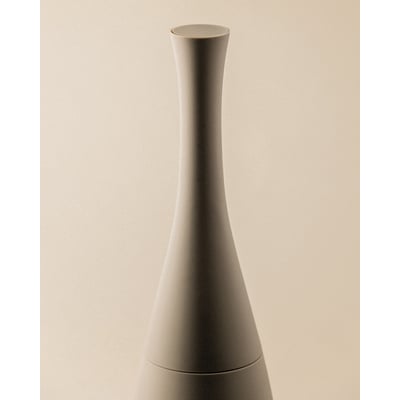 Cosmic Saku toiletbørste i mat grå med en slank, elegant form, isoleret på neutral baggrund.