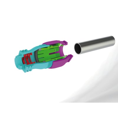 Demonstration af Isiflo Flexi Adapter 35-50 x 40 mm, viser indvendige dele i grøn, lilla og rød, klar til montering på et metalrør.