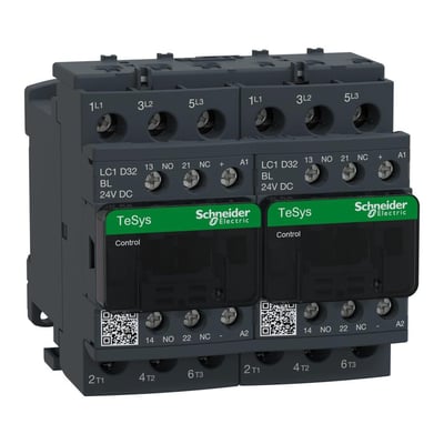 Schneider Electric TeSys D kontaktor til reversering, 3-polet, 32A, 24V DC spole, vist fra skrå vinkel på hvid baggrund.
