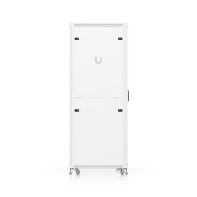 Ubiquiti UACC 42U rackskab i hvid med lukkede døre, låse og hjul, set lige forfra.