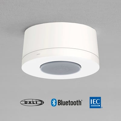 Niko DALI-2 tilstedeværelsessensor P48MR til påbygning på loft med DALI, Bluetooth og IEC logoer.