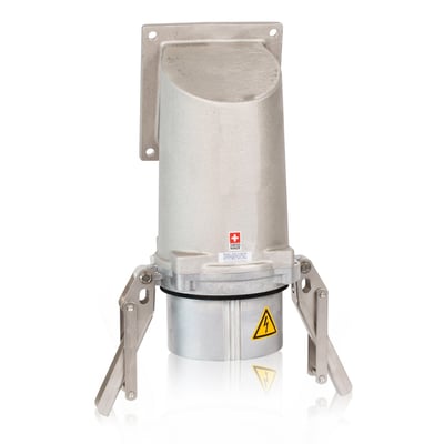 Vinklet CEE apparatindtag i metal med 600A, 6h, IP67 og 3P+PE, fremstillet i Schweiz.