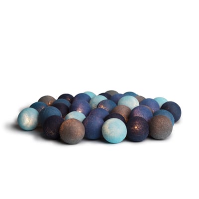 IrisLights Ocean Blue lyskæde med 35 tændte kugler i forskellige blå og grå farver på hvid baggrund.