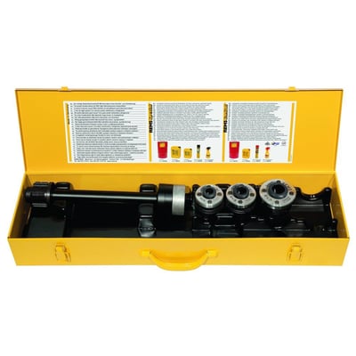 REMS skærehoved Sæt R med omvendte skærehoveder i størrelserne 3/8, 1/2 og 3/4 tomme, præsenteret i en gul REMS værktøjskasse.