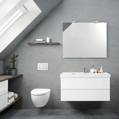 Dansani YOU spejl 80 x 100 cm med afrundede hjørner monteret over et hvidt badeværelsesmøbel med vask og toilet på en grå væg.