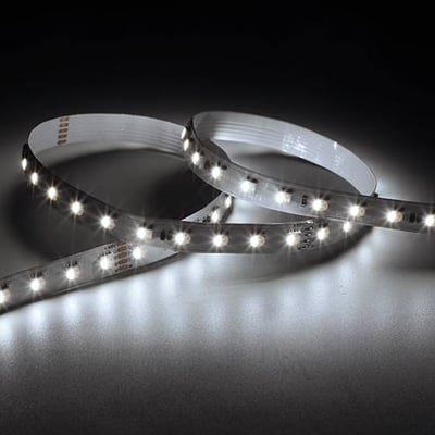 Ansell Lighting U-Cell 20M RGBW LED strip, 48V, IP67, viser varmt hvidt lys fra de tændte LED'er på en mørk baggrund.