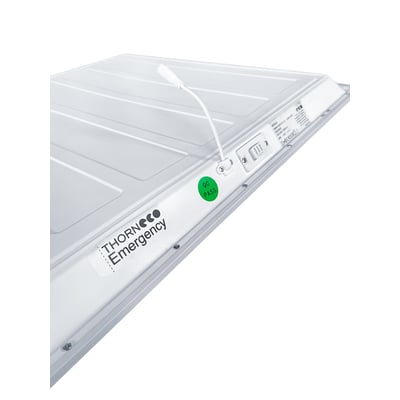 Bagside af Thorneco LED Panel ANNA Vario med nødlysfunktion, vist med QC PASS mærkat og stik.