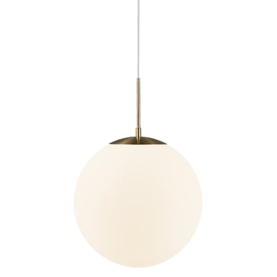 Enkel Nordlux Grant pendellampe med messingtop og hvid opalglaskugle, hængende fra en hvid ledning mod hvid baggrund.