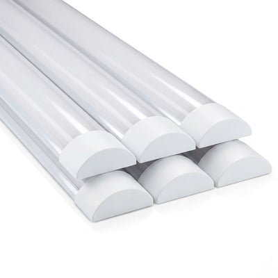 Flere hvide V-TAC LED-armaturer ligger samlet med de buede endestykker synlige; modellen er 120 cm og 40 W.