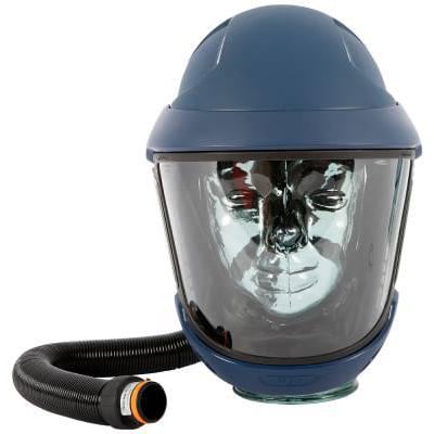 Sundström Safety SR575 hjelm med opklappeligt visir, set forfra med sort åndedrætsslange tilsluttet.
