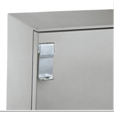 Schneider Electric låsestykke i metal på et gråt kabinet, vist på tæt hold, der fremhæver metalclipsen og kabinettets dør.