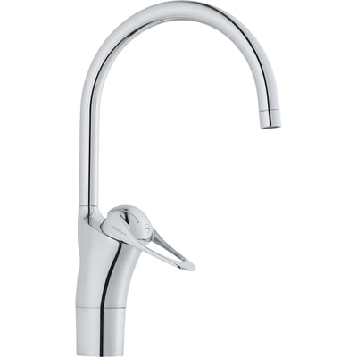 Nærbillede af FM Mattsson 9000E II køkkenarmaturets greb med logo og krom finish. C-tuden er synlig i baggrunden.