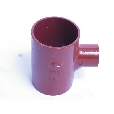 Rødt SML grenrør af støbejern, 100mm til 50mm, 88 graders vinkel uden muffe, vist på hvid baggrund.