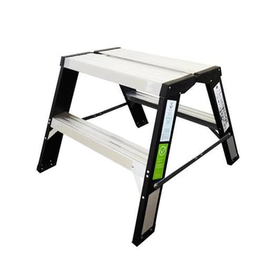 Ironside SS-2 arbejdsbuk i aluminium med to trin og bred ståflade, set skråt forfra.