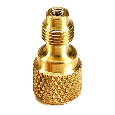 Adapter AD87 i messingfarvet udførelse med riflet greb, udvendigt gevind og indvendig 1/4-tommers flaretilslutning.