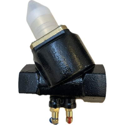 Frese COMPACT VERIFLOW DN40 M/M flowmåler i sort med messingdetaljer og et aftageligt plastikhætte på en hvid baggrund.