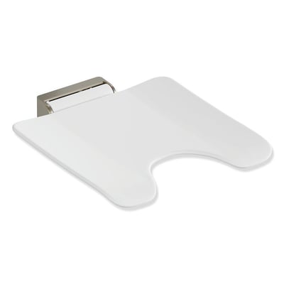 HEWI klapsæde System 900 på 450 x 450 mm i nikkel, udfoldet med hvid siddeflade og hygiejneudskæring.