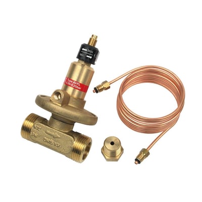 Danfoss AVPL differenstrykregulator med tilbehør, inklusive kobberrør og fittings på hvid baggrund.