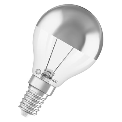 Ledvance LED-kronepære med sølvfarvet top, klar kolbe og E14-fatning, set skråt fra siden.