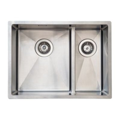 Intra Juvel køkkenvask i børstet rustfrit stål med stor kumme og smal sidekumme, set ovenfra; mål 585 x 440 mm.
