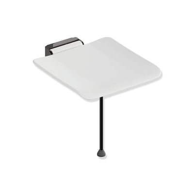 HEWI System 900 klapsæde i hvid med sortkrom beslag og støtteben, vist udfoldet, 450 x 450 mm og med belastning på 150 kg.