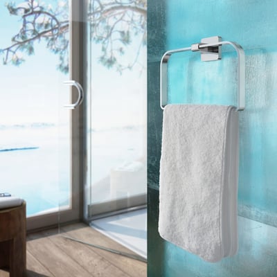 Smedbo Ice håndklædering i poleret krom med et hvidt håndklæde hængende i en moderne, lys badeværelsesindretning.