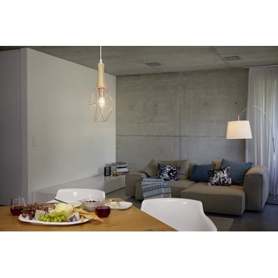 Ledvance LED kerte filamentpære med E27 sokkel i et moderne og hyggeligt rum med sofa og spisebord.