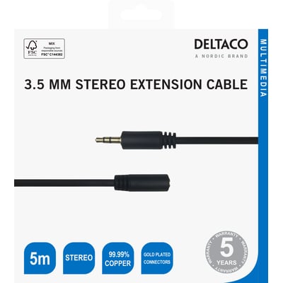 Emballagen viser Deltaco sort 3,5 mm stereo-forlængerkabel med han- og hunstik, 5 meter langt.