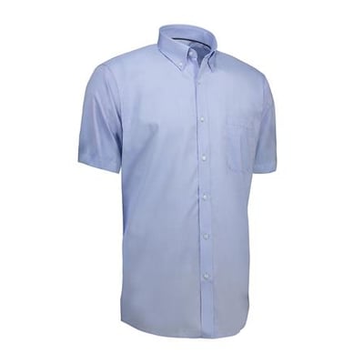 Seven Seas Oxford Modern skjorte i lys blå med korte ærmer og button down-krave, vist forfra med brystlomme.