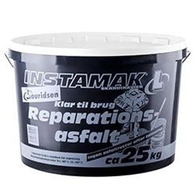 Instamak L1100 reparationsasfalt i 25 kg spand med hvidt låg, klar til brug i alle vejrforhold.