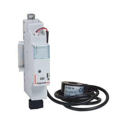 Legrand DIN-skinne KWH måler med en 230V strømforsyning og tilhørende strømtang, præsenteret på hvid baggrund.