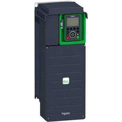 Schneider Electric Altivar Process ATV930-frekvensomformer på 18 kW set forfra med grønt panel, display og mørkt kabinet.