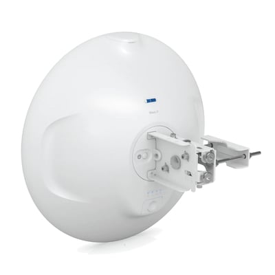 Hvid Ubiquiti Wave-LR PtMP-station til 60 GHz set bagfra på skrå med den synlige monteringsbeslag.