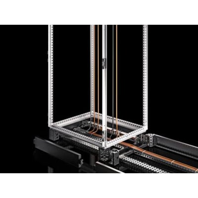 Rittal VX kombinationsskinne installeret i et 1200 mm dybt IT-skab med kabler organiseret vertikalt.