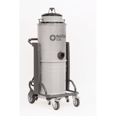 Nilfisk industristøvsuger S3B L100 med hjul og håndtag, vist fra siden med hvid baggrund.