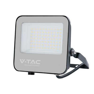 V-TAC 50W LED projektør i sort aluminium med justerbart beslag på hvid baggrund.