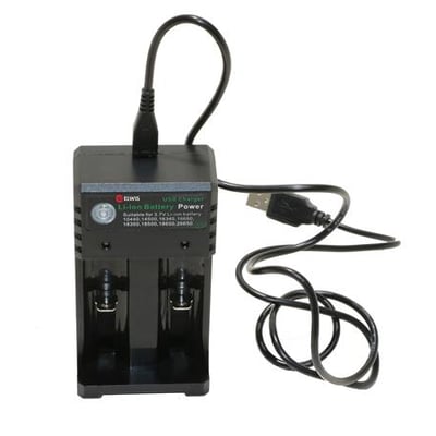 Elwis USB batterioplader til lithium-ion batterier med to slots og tilsluttede USB-kabler, klar til brug.