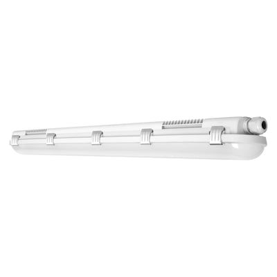 Ledvance Damp Proof Performance LED-armatur med nødlys, 18 W og 1200 mm, set skråt forfra med kapslet skærm og clips.