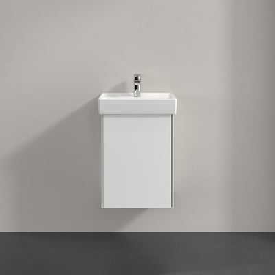 Villeroy & Boch Collaro underskab i hvid monteret på grå væg, med en blank krom vandhane og en minimalistisk håndvask.