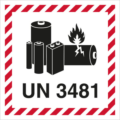 ADR-skilt UN 3481 for lithiumbatterier, viser symboler for batterier og brand med UN nummer 3481 og røde, skrå striber rundt om.