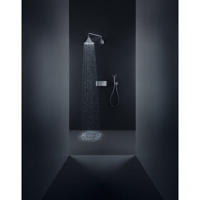 AX Front 1JET håndbruser i krom med blank overflade, der leverer en vandstråle i et moderne indbygningsbadeværelse.