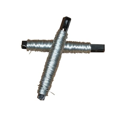 To bundter galvaniseret vindseltråd, 0,71 mm, viklet på sorte plastpinde, arrangeret i et kryds. Fremhæver anvendelsen til isolering.