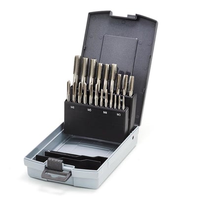 Nærbillede af Thürmer snittappesæt, der viser de enkelte metriske tappe M3-M12 organiseret i en sort indsats i metalkassetten.