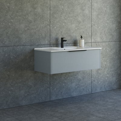 Dansani Mido+ Classic møbelpakke, 101 cm bred, lyseblå mat med stribet front og Amber vask, monteret på grå væg.