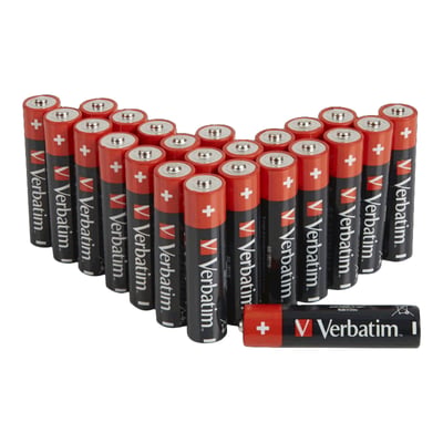 En gruppe af 24 Verbatim alkaline AAA-batterier arrangeret i rækker og med et enkelt batteri foran.