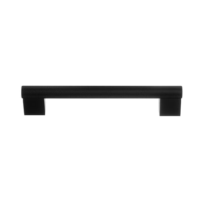 Beslagboden bøjlegreb i matsort med riflet grebsflade og to brede beslag, set forfra; centerafstand 128 mm.