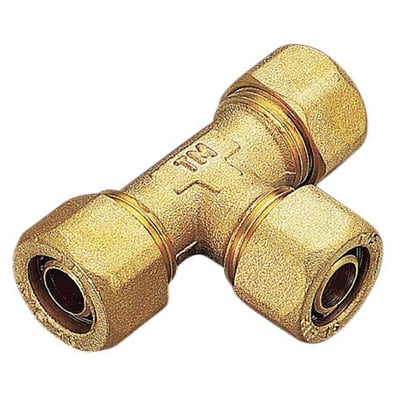 Nærbillede af Tiemme 15 mm kompressions T-stykke i messing med synligt mærke.