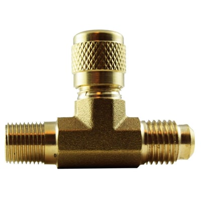 Refco T-stykke A-31452 i messing, med 1/4" flare x 1/8" NPT x 1/4" flare tilslutninger, vist på hvid baggrund.