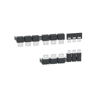 Schneider Electric stjernetrekant sæt til Giga kontaktorer, vist i to grupper med metalterminaler og sorte kabinetter.