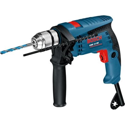 Bosch GSB 13 RE 600W slagboremaskine med blåt og sort design og blå borepatron med bor monteret.